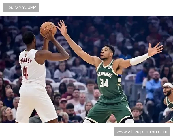 字母哥冲抢篮板，密尔沃基雄鹿继续消耗